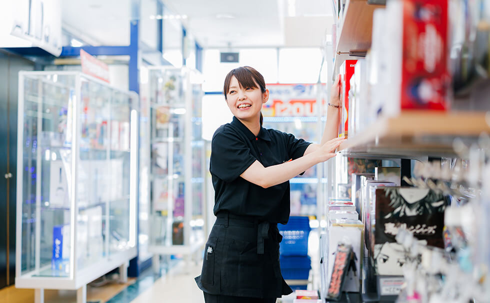 店内のディスプレイをするスタッフ